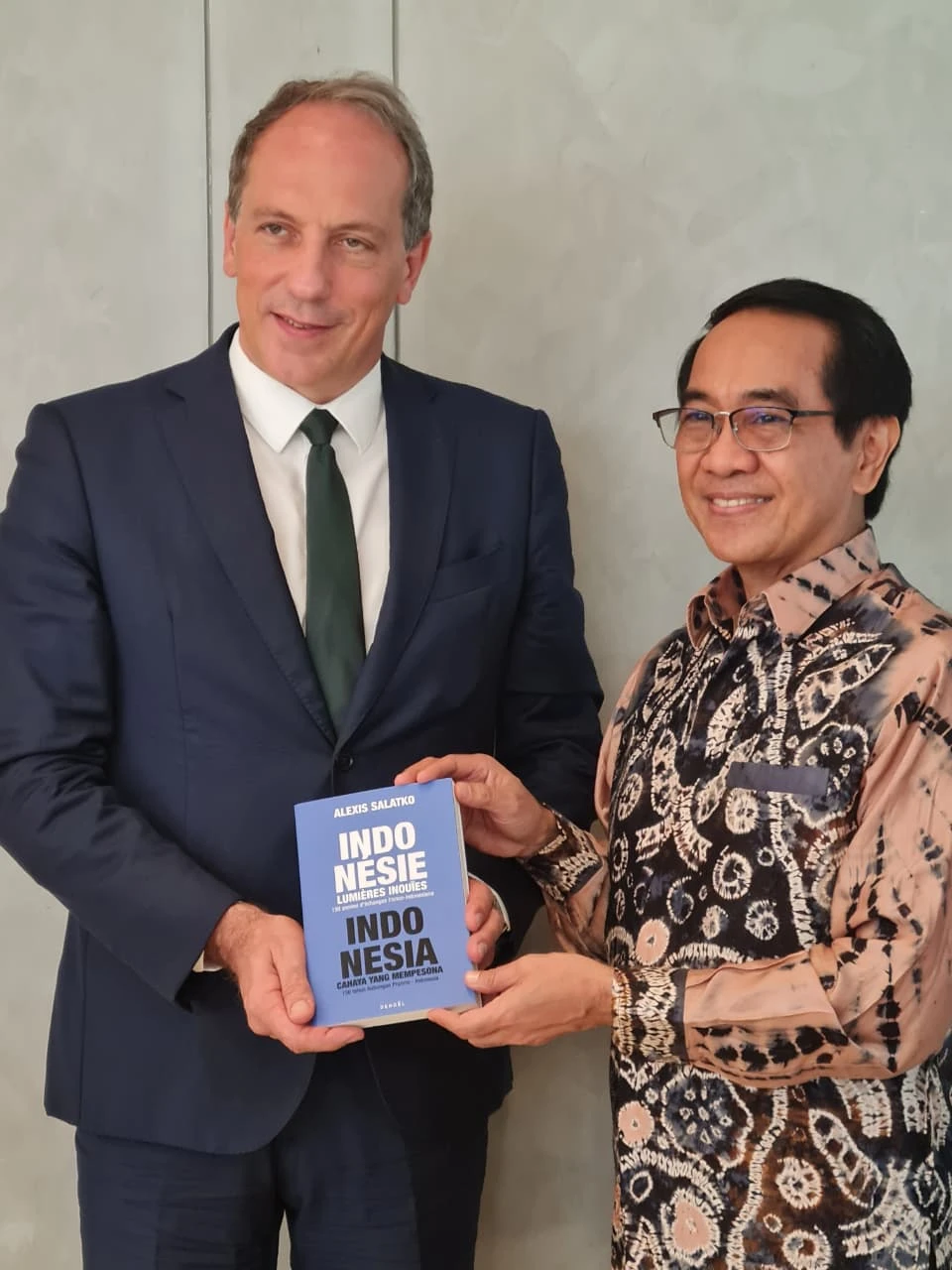 Penyerahan buku Indonesia – Cahaya Yang Mempesona menjadi simbol hangat diplomasi budaya antara Indonesia dan Prancis saat Duta Besar Prancis untuk Indonesia dan Timor Leste, Fabien Penone, bertemu dengan Rektor Universitas Hasanuddin, Prof. Dr. Ir. Jamaluddin Jompa, M.Sc., di Makassar, Kamis (14/5/2026). (Foto: Dok.Pribadi).